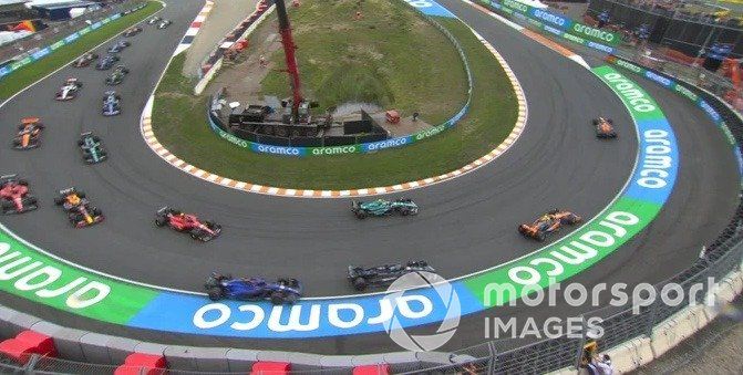 Alonso adelanta a dos coches en la curva 3