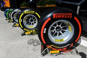 Des pneus devant le motorhome Pirelli