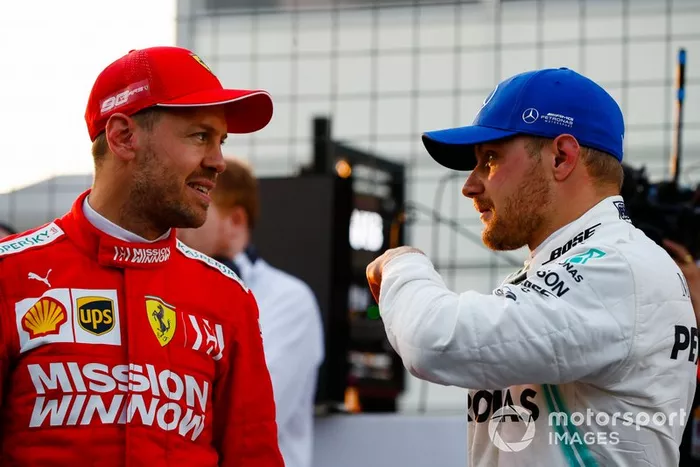 Sebastian Vettel, Ferrari, habla con el ganador de la pole Valtteri Bottas, Mercedes AMG F1, tras la sesión clasificatoria