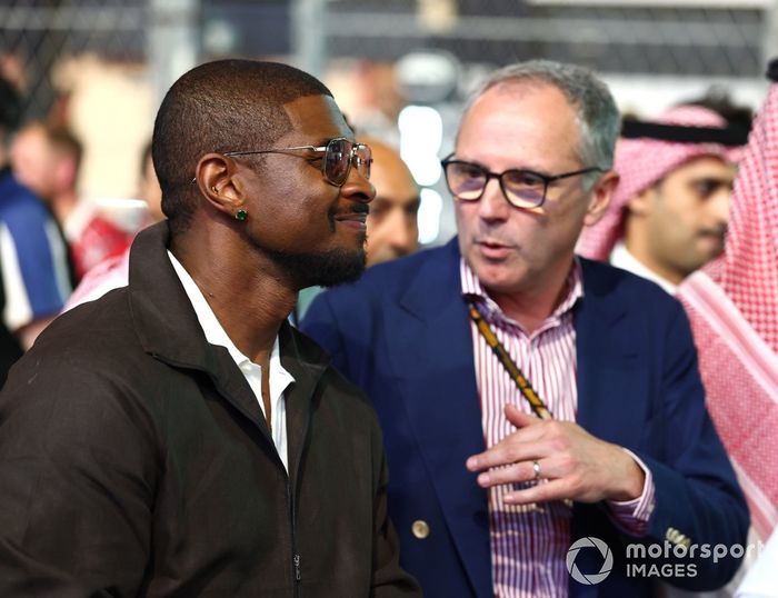 Usher en la parrilla con Stefano Domenicali, CEO del Formula One Group 