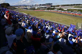 Des fans de Toro Rosso saluent Brendon Hartley, Toro Rosso STR13, et Pierre Gasly, Scuderia Toro Rosso STR13