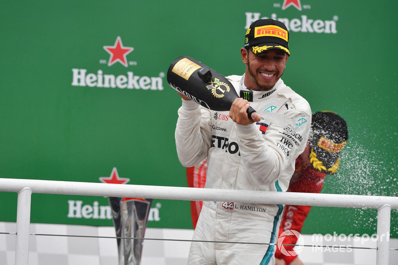 Il vincitore della gara Lewis Hamilton, Mercedes AMG F1, festeggia sul podio con lo champagne