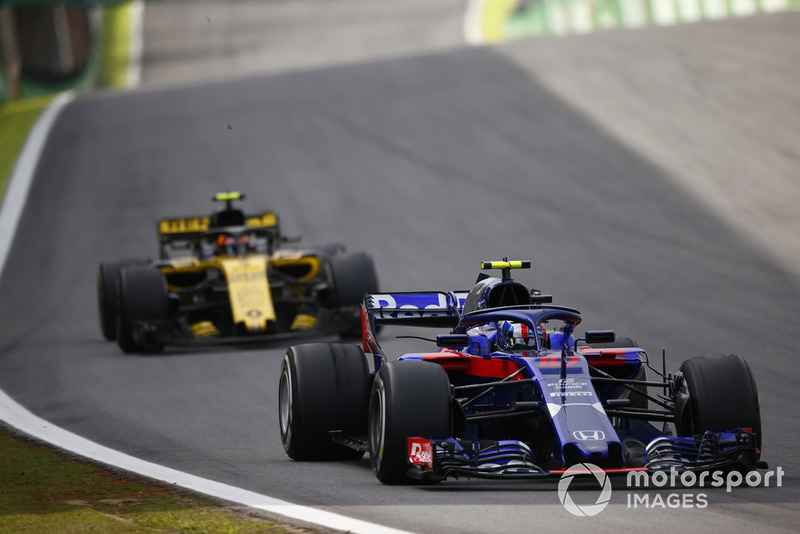 Pierre Gasly, Scuderia Toro Rosso STR13, leads Carlos Sainz Jr., Renault Sport F1 Team R.S. 18