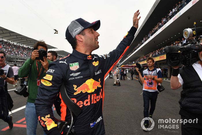 Ganador de la pole Daniel Ricciardo, Red Bull Racing celebra en Parc Ferme 
