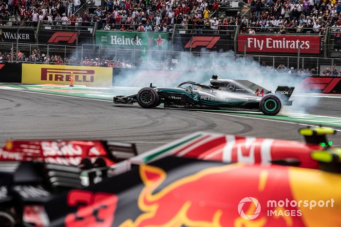 Lewis Hamilton, Mercedes AMG F1 W09 EQ Power+, celebra con donuts su título de campeón