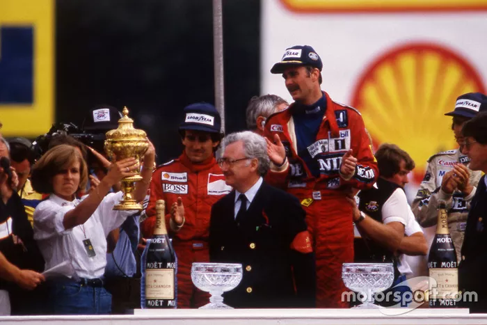 Virginia Williams recoge el trofeo de Constructor ganador tras el accidente que dejó a Sir Frank en silla de ruedas. 
