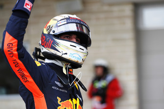 Daniel Ricciardo, Red Bull Racing, salue les fans