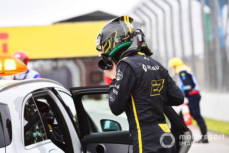 Nico Hulkenberg, Renault Sport F1 Team R.S. 18 gets into the medical car after crashing in FP2 