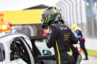 Nico Hulkenberg, Renault Sport F1 Team R.S. 18, sale sull'auto medica dopo l'incidente nelle FP2