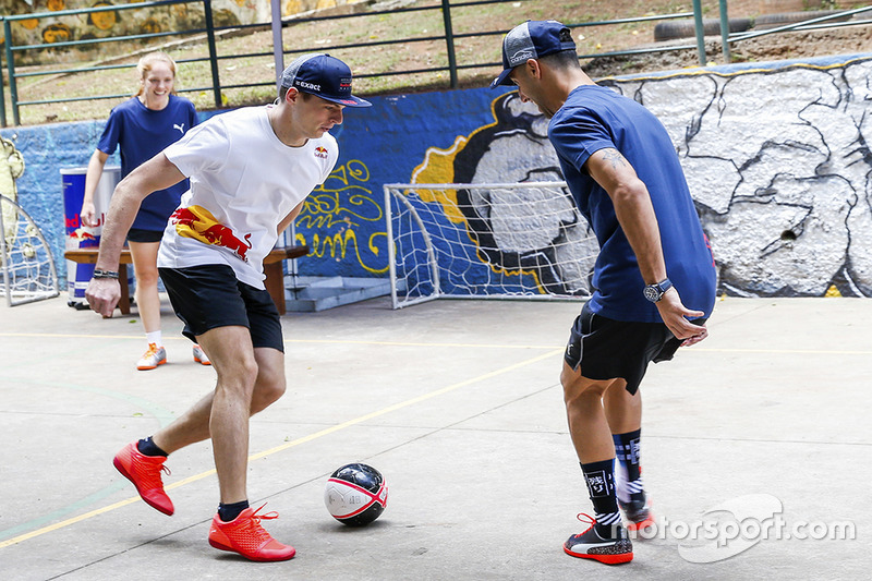 Max Verstappen y Daniel Ricciardo, Red Bull Racing juegan Futsal en Brasil