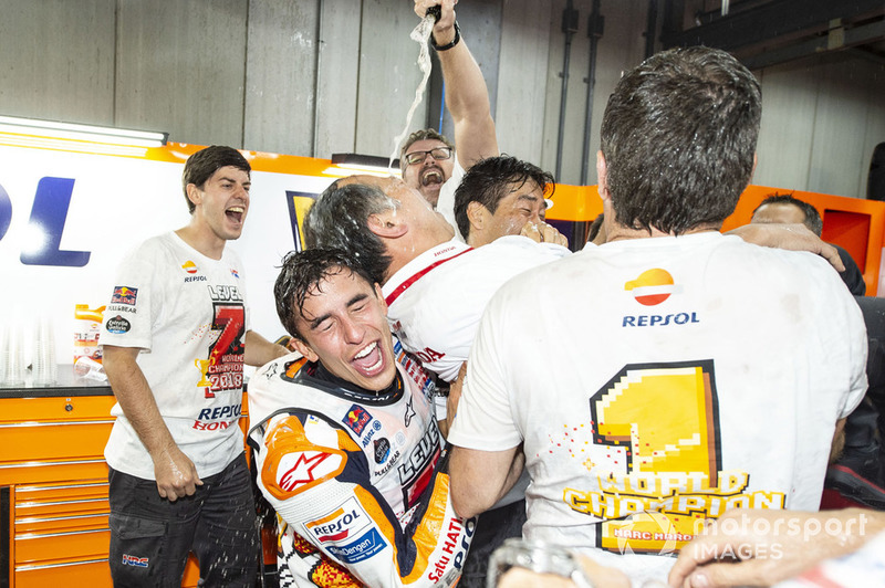 Чемпіон світу MotoGP 2018 року Марк Маркес, Repsol Honda Team, зі своєю командою