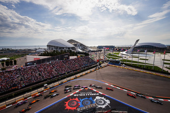 Valtteri Bottas, Mercedes AMG F1 W09, devant Lewis Hamilton, Mercedes AMG F1 W09, Sebastian Vettel, Ferrari SF71H, Kimi Raikkonen, Ferrari SF71H, Charles Leclerc, Sauber C37, Kevin Magnussen, Haas F1 Team VF-18, Esteban Ocon, Racing Point Force India VJM11, au départ