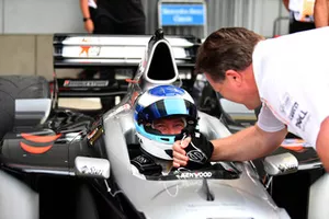 Mika Hakkinen, McLaren MP4-13 en Zak Brown, McLaren Racing CEO tijdens een Legends-demo op Suzuka