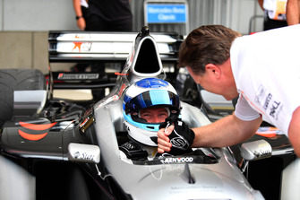 Mika Hakkinen, McLaren MP4-13 en Zak Brown, McLaren Racing CEO tijdens een Legends-demo op Suzuka