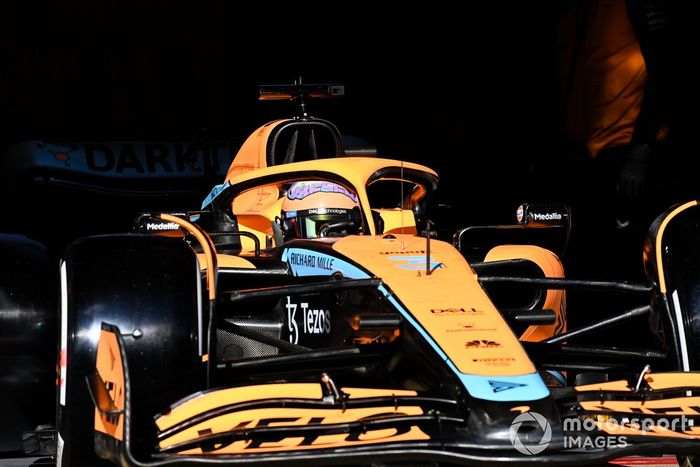 Daniel Ricciardo, McLaren MCL36, sale de boxes