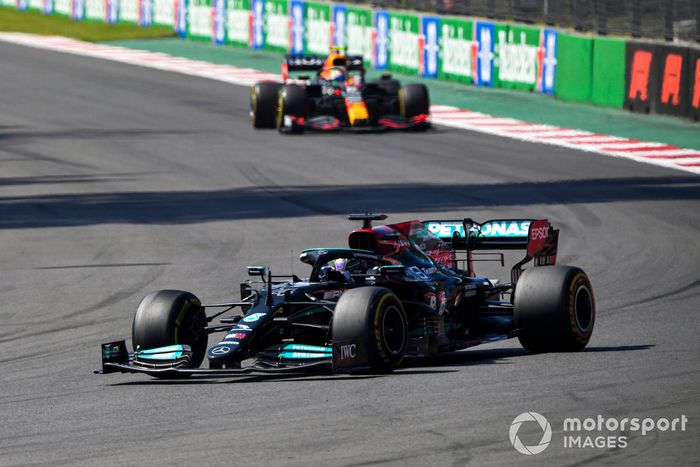 Lewis Hamilton, Mercedes W12, Sergio Pérez, Red Bull Racing RB16B