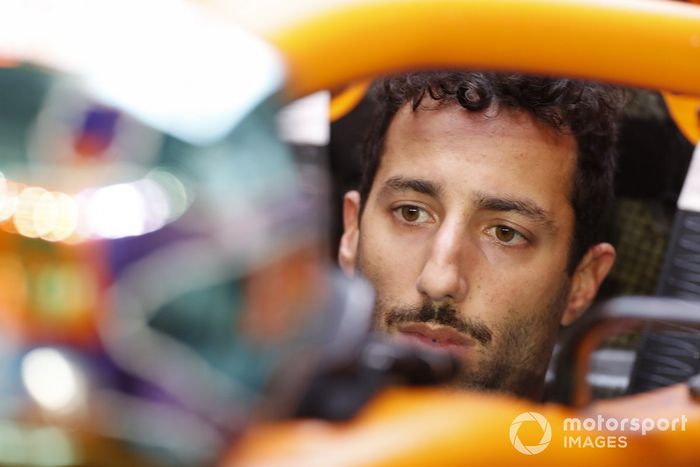 Daniel Ricciardo, McLaren, en su cabina