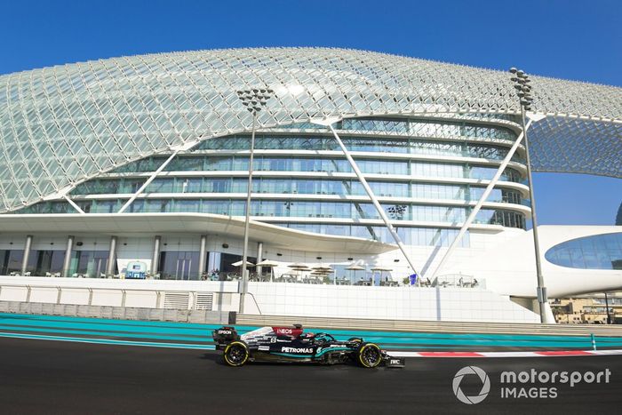 George Russell, con un Mercedes W10 adaptado (muleto) con los Pirelli de 18 pulgadas  