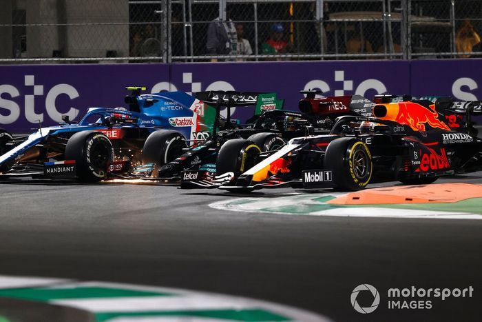 Max Verstappen, Red Bull Racing RB16B, Lewis Hamilton, Mercedes W12, y Esteban Ocon, Alpine A52