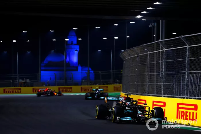 Lewis Hamilton, Mercedes W12, Valtteri Bottas, Mercedes W12, e Max Verstappen, Red Bull Racing RB16B
