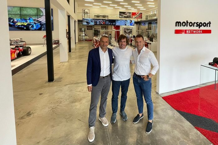 Fernando Alonso, piloto de Alpine F1, visita las oficinas de Motorsport Network / Motorsport Games en Miami