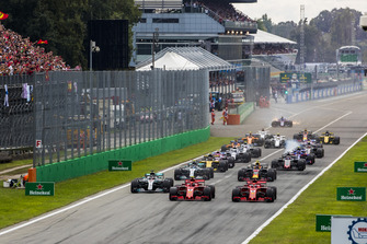 Kimi Raikkonen, Ferrari SF71H, Sebastian Vettel, Ferrari SF71H, Lewis Hamilton, Mercedes AMG F1 W09, Valtteri Bottas, Mercedes AMG F1 W09, Max Verstappen, Red Bull Racing RB14 Tag Heuer, and the rest of the field at the start of the race