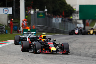 Max Verstappen, Red Bull Racing RB14, leads Valtteri Bottas, Mercedes AMG F1 W09
