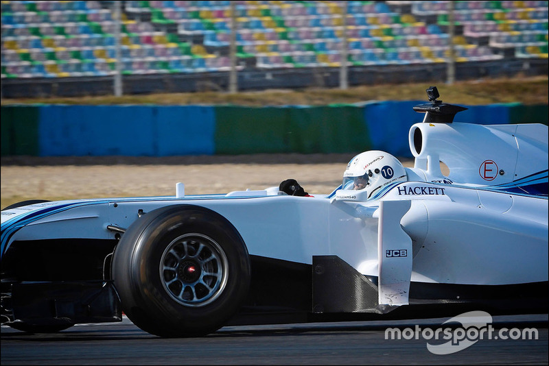 Een Smartphone-gamer test een Williams F1-wagen