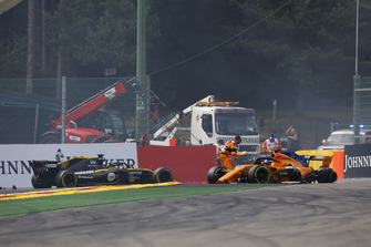 Nico Hulkenberg, Renault Sport F1 Team R.S. 18, crashes into Fernando Alonso, McLaren MCL33, at the start. Marshals come to the aid of Fernando Alonso