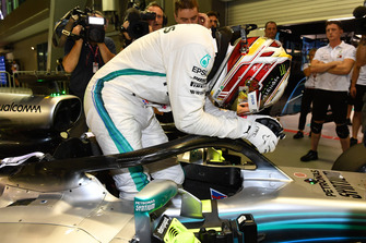 Il poleman Lewis Hamilton, Mercedes-AMG F1 W09 EQ Power+, festeggia nel parco chiuso