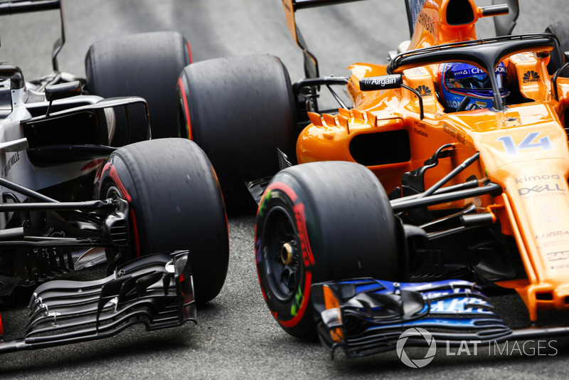 Kevin Magnussen, Haas F1 Team VF-18, y Fernando Alonso, McLaren MCL33, rueda a rueda