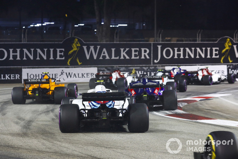 Marcus Ericsson, Sauber C37, leads Kevin Magnussen, Haas F1 Team VF-18, Stoffel Vandoorne, McLaren MCL33, Brendon Hartley, Toro Rosso STR13, and Sergey Sirotkin, Williams FW41