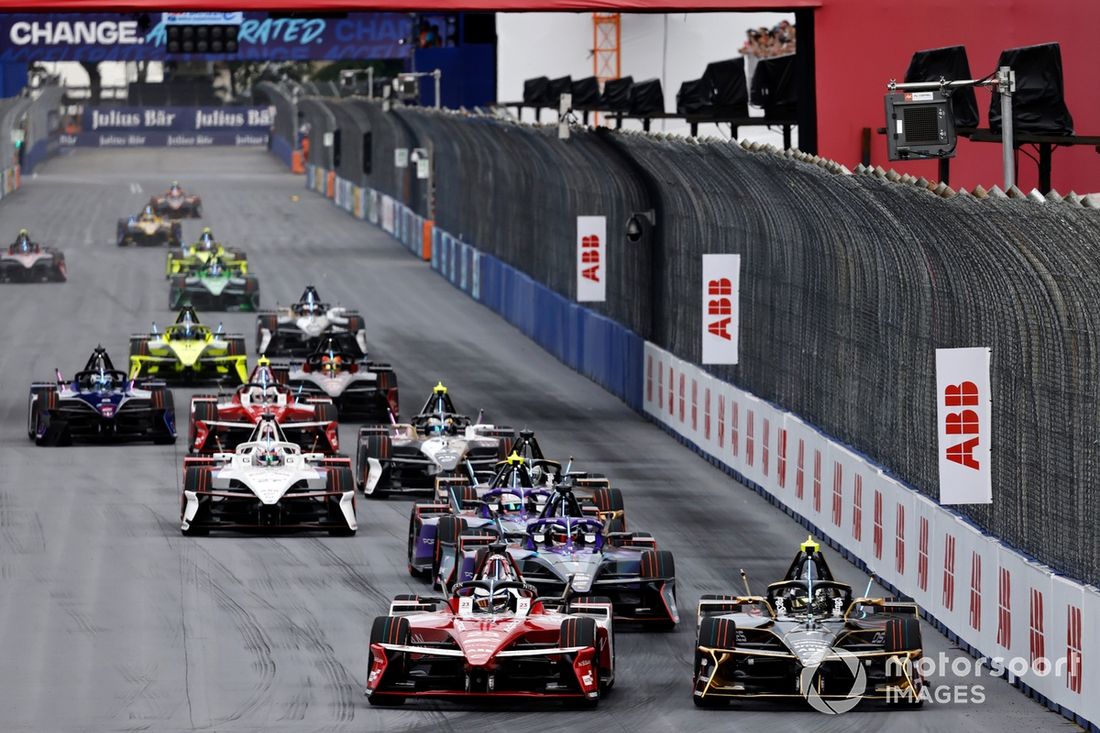 Oliver Rowland Nissan Fórmula E Team Nissan e-4ORCE 05 adelanta a Maximilian Gunther DS Penske DS E-Tense FE25, por delante de Pascal Wehrlein TAG Heuer Porsche Fórmula E Team Porsche 99X El