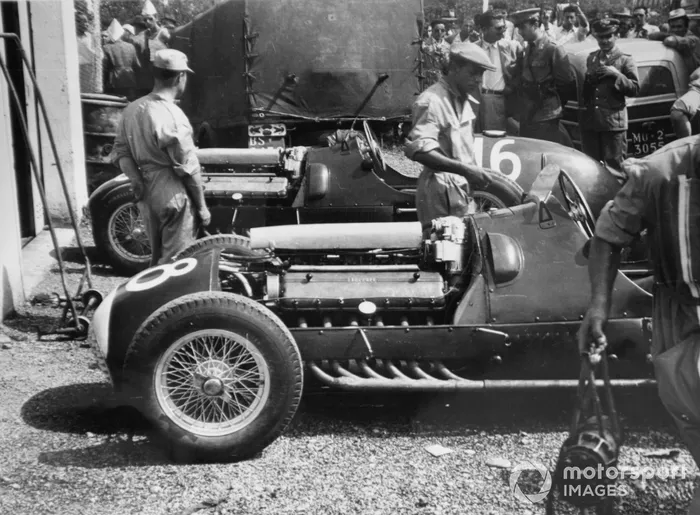 Los nuevos Ferrari 375 de Alberto Ascari (número 16) y Dorino Serafini.