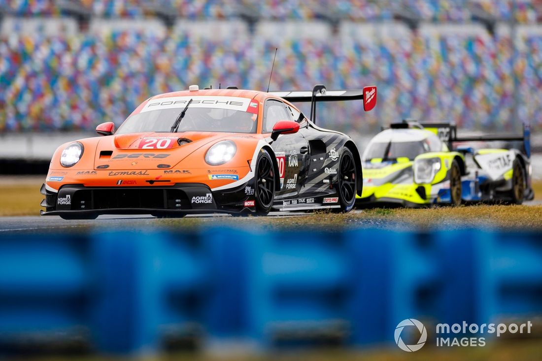 #20 Proton Competition Porsche 911 GT3 R (992): Claudio Schiavoni, Matteo Cressoni, Richard Lietz, Thomas Preining