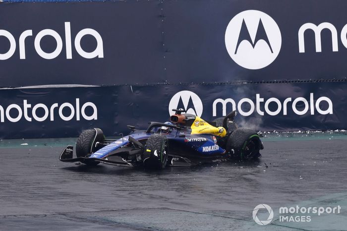 Alex Albon, Williams FW46, se baja del coche tras caerse en la calificación 