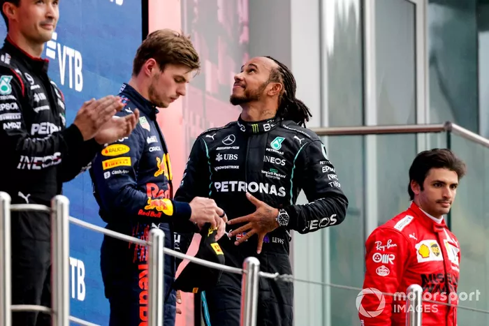 Podio: segundo lugar Max Verstappen, Red Bull Racing, ganador Lewis Hamilton, Mercedes, tercer lugar Carlos Sainz Jr., Ferrari