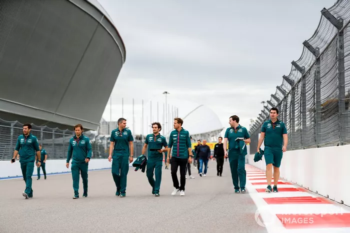 Sebastian Vettel, Aston Martin, camina la pista 