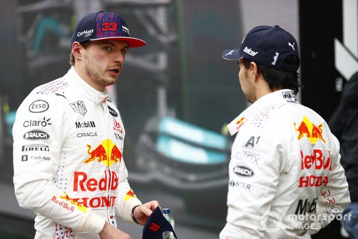 Max Verstappen, Red Bull Racing, 2ª posición, y Sergio Pérez, Red Bull Racing, en Parc Ferme