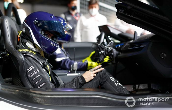 La modelo y actriz, Cara Delevigne, conduce un Fórmula E