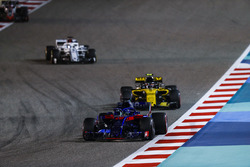 Brendon Hartley, Toro Rosso STR13 Honda, Carlos Sainz Jr., Renault Sport F1 Team R.S. 18, Marcus Ericsson, Sauber C37 Ferrari