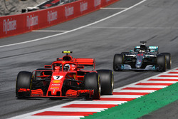 Kimi Raikkonen, Ferrari SF71H precede Lewis Hamilton, Mercedes-AMG F1 W09