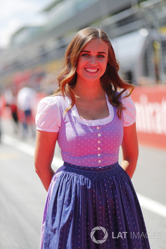 Grid Girl con abiti tradizionali
