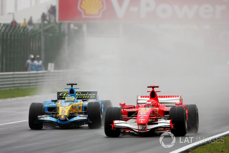Michael Schumacher, Ferrari 248F1 ve Giancarlo Fisichella, Renault R26