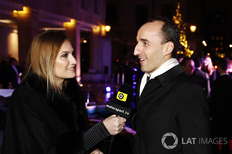 Robert Kubica habla con Julia Piquet