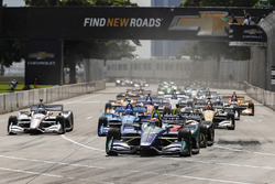 Alexander Rossi, Andretti Autosport Honda leads at the start
