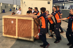 Marc Márquez, Repsol Honda Team recibe un regalo de cumpleaños de parte de su equipo