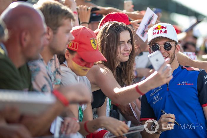 Pierre Gasly, Scuderia Toro Rosso fans selfie