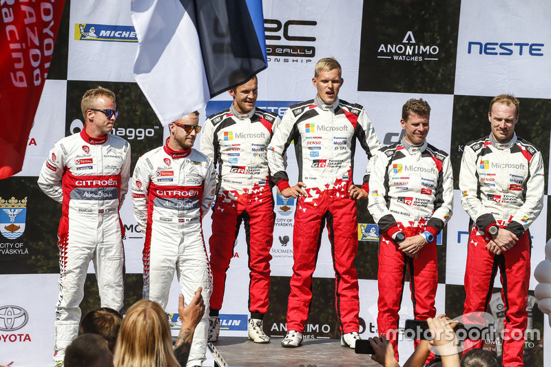 Podium : les vainqueurs Ott Tanak, Martin Järveoja, Toyota Yaris WRC, Toyota Gazoo Racing, les deuxièmes, Mads Ostberg, Torstein Eriksen, Citroën C3 WRC, Citroën World Rally Team, les troisièmes, Jari-Matti Latvala, Miikka Anttila, Toyota Yaris WRC, Toyota Gazoo Racing