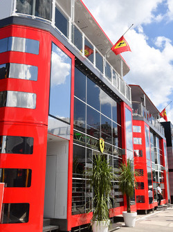 Motorhome Ferrari con bandiere a mezz'asta